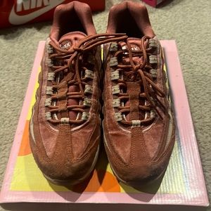 Woman’s size 8 Airmax